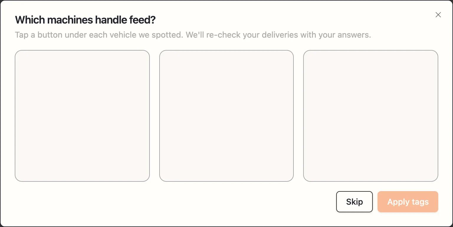 La ventana de etiquetado de vehículos con fotos recortadas de máquinas de su propio material, cada una con los botones Feed delivery, Push-up y Not a feed vehicle